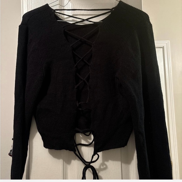 Black long sleeves crop top with lace up back - Picture 3 of 3